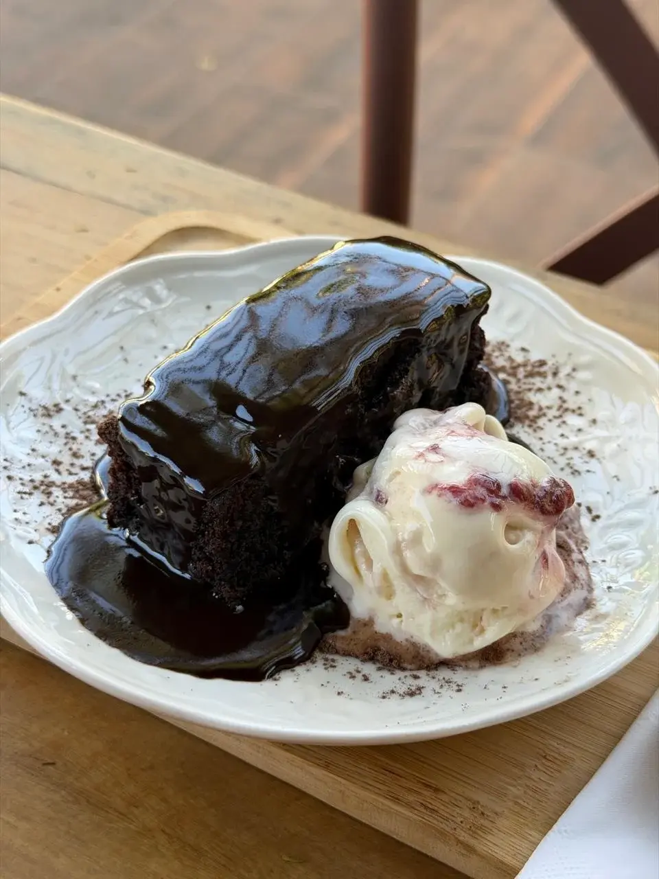 Brownie Free servido com gelato e calda de chocolate